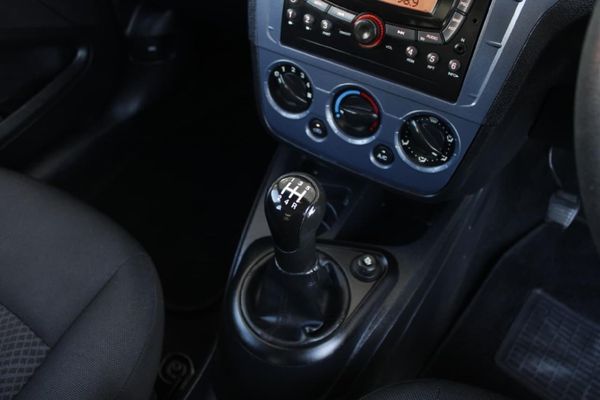 2013-Ford-Figo-14-Ambiente image:16
