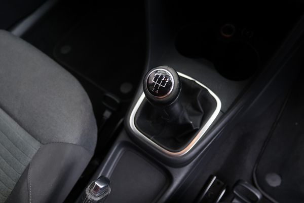 2010-Volkswagen-Polo-14-Comfortline-5-dr image:9