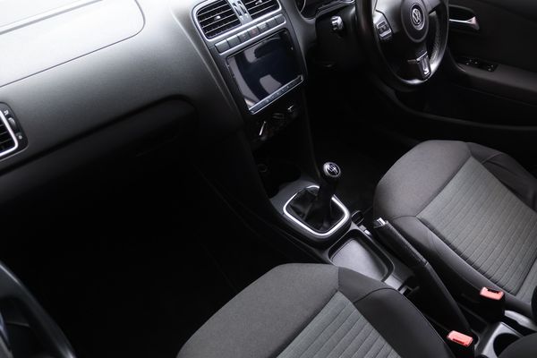 2010-Volkswagen-Polo-14-Comfortline-5-dr image:10