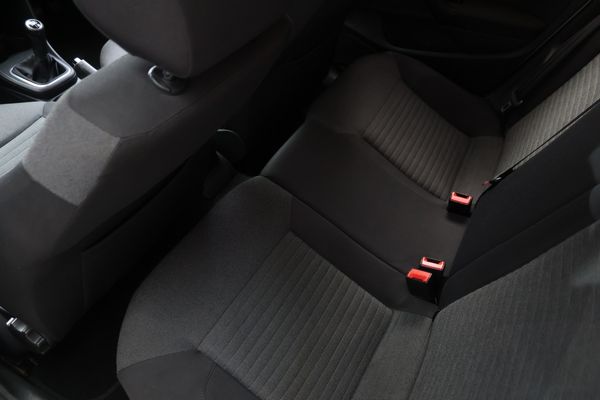 2010-Volkswagen-Polo-14-Comfortline-5-dr image:11