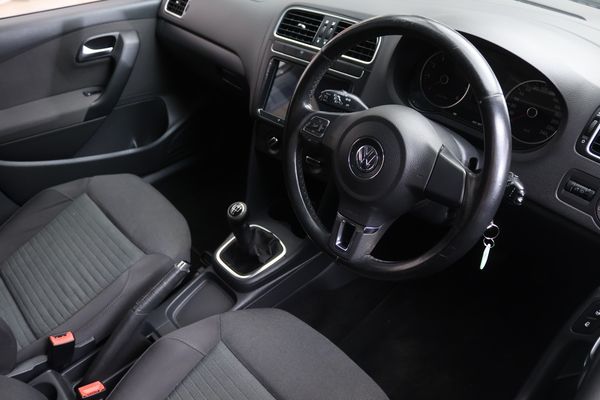 2010-Volkswagen-Polo-14-Comfortline-5-dr image:5