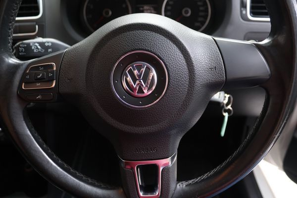 2010-Volkswagen-Polo-14-Comfortline-5-dr image:7