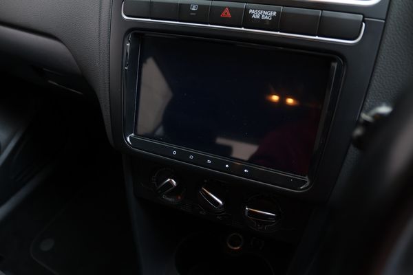 2010-Volkswagen-Polo-14-Comfortline-5-dr image:8