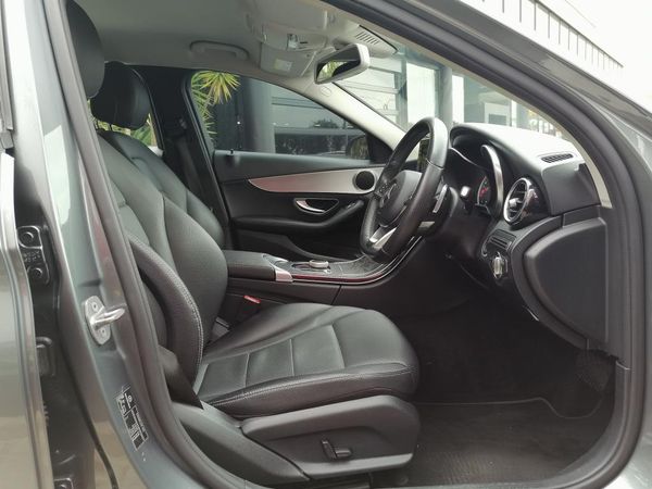 2017-Mercedes-Benz-C-Class-C-180-AMG-Line-Auto image:4