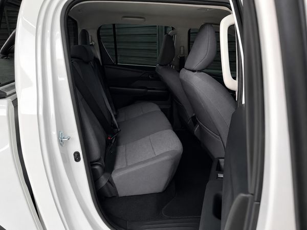 2026-Toyota-Hilux-28-GD-6-RB-SRX-4x4-Auto-Double-Cab image:8