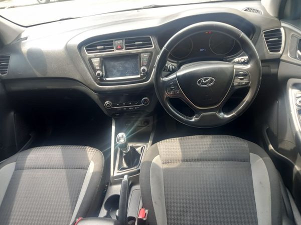 2017-Hyundai-i20-14-Fluid image:7