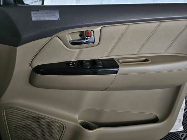 2012-Toyota-Fortuner-30-D-4D-4x4 image:5