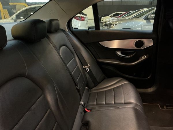 2015-Mercedes-Benz-C-Class-C-220-Bluetec-Auto image:9