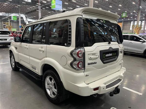 2017-Mahindra-Scorpio-22-mHawk-4x4-8-seat-S10 image:4
