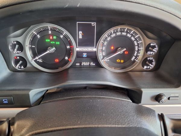 2015-Toyota-Land-Cruiser-200-45-D-V8-VX-Auto image:9
