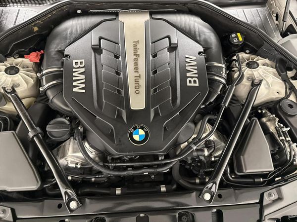 2013-BMW-7-Series-750i-M-Sport image:10