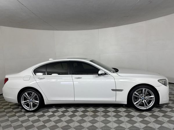 2013-BMW-7-Series-750i-M-Sport image:13