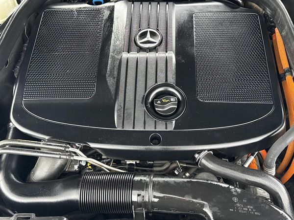 2015-Mercedes-Benz-E-Class-E-300-Bluetec-Hybrid image:11