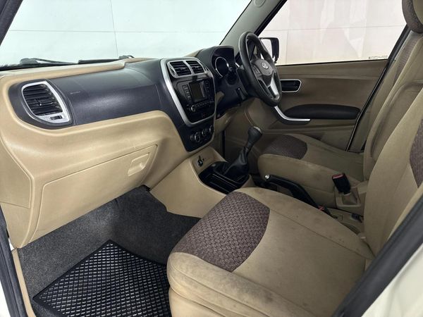2018-Mahindra-TUV-300-15-TD-7-seat image:8