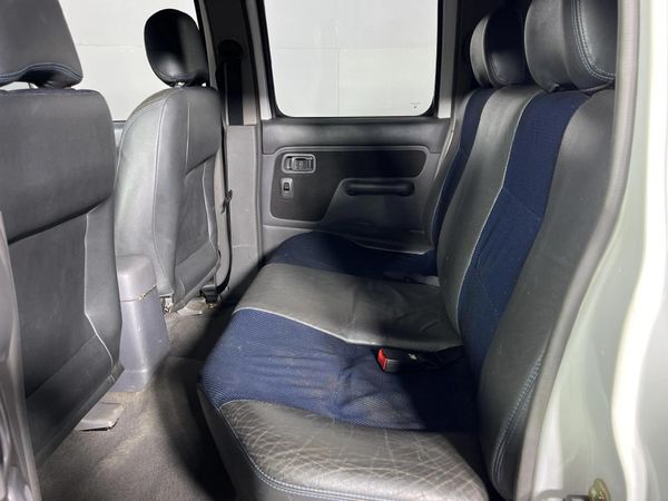 2005-Nissan-Hardbody-3000TD-SEL-4x4-Double-Cab image:3