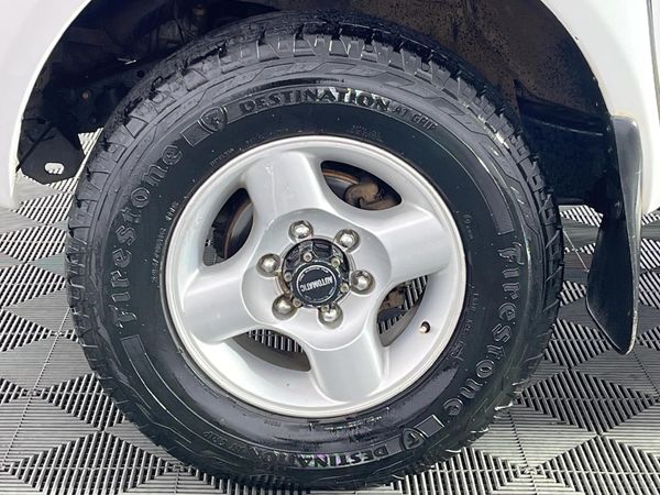 2005-Nissan-Hardbody-3000TD-SEL-4x4-Double-Cab image:4