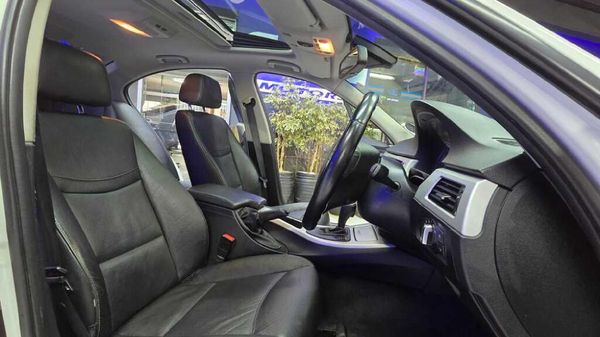 2011-BMW-3-Series-320i-Auto image:9