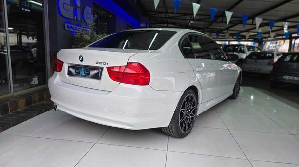 2011-BMW-3-Series-320i-Auto image:3