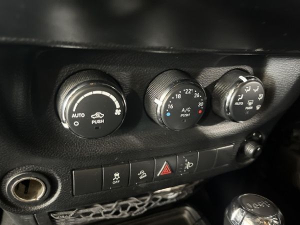 2012-Jeep-Wrangler-Unlimited-Sahara-36-V6-Auto image:14