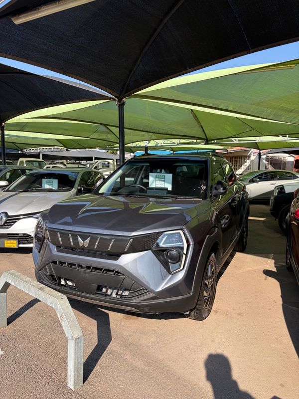 2025-Mahindra-XUV-3XO-12T-AX5 image:1
