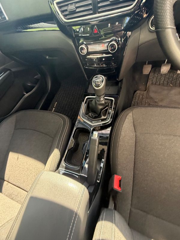 2025-Mahindra-XUV-3XO-12T-AX5 image:6