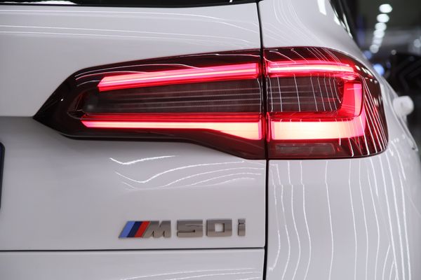 2022-BMW-X5-M50i image:11