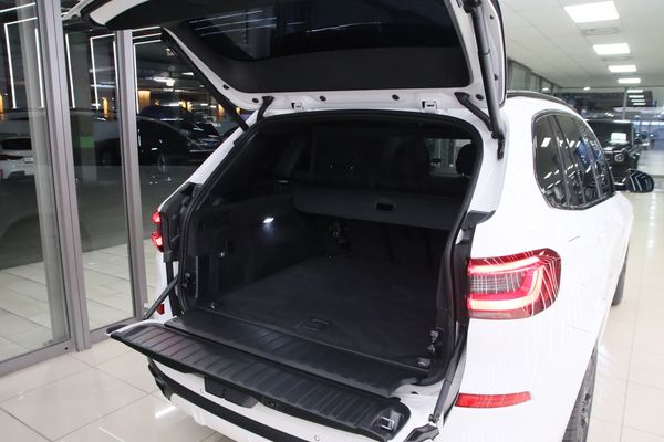 2022-BMW-X5-M50i image:12