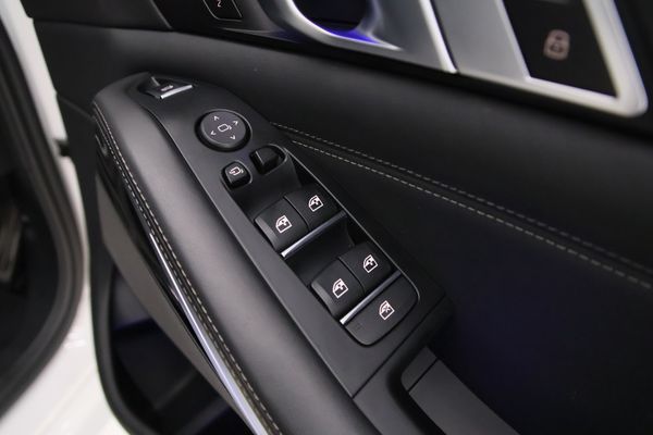 2022-BMW-X5-M50i image:15