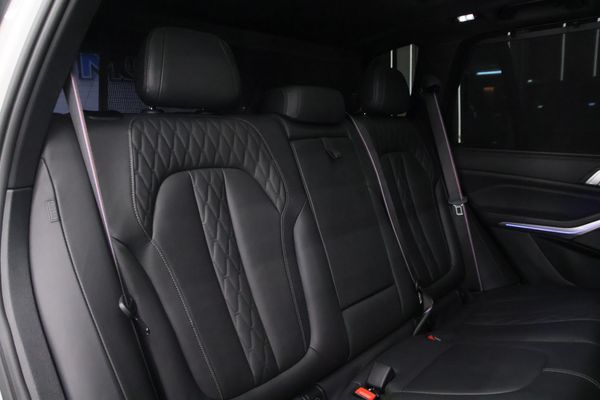 2022-BMW-X5-M50i image:16