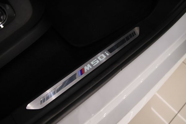 2022-BMW-X5-M50i image:17