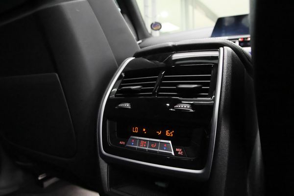 2022-BMW-X5-M50i image:18
