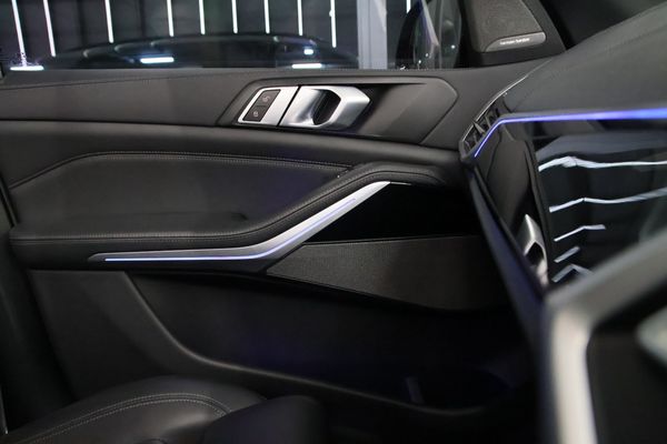 2022-BMW-X5-M50i image:20
