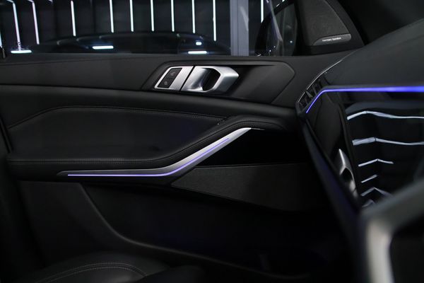 2022-BMW-X5-M50i image:21