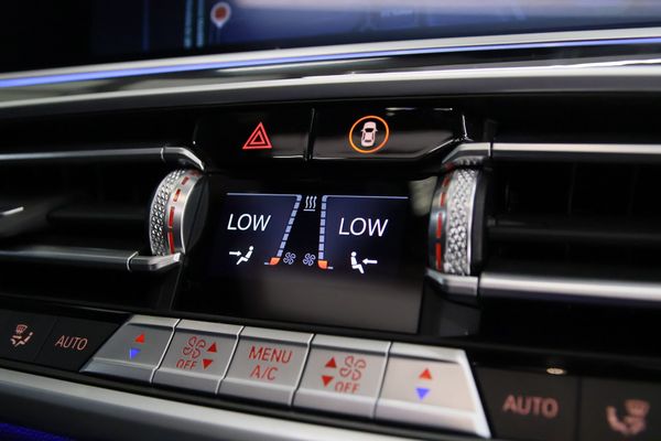 2022-BMW-X5-M50i image:22