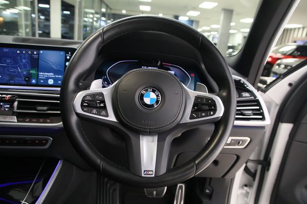 2022-BMW-X5-M50i image:23