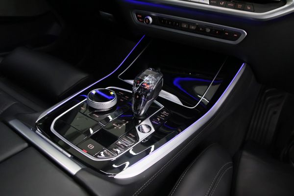2022-BMW-X5-M50i image:24