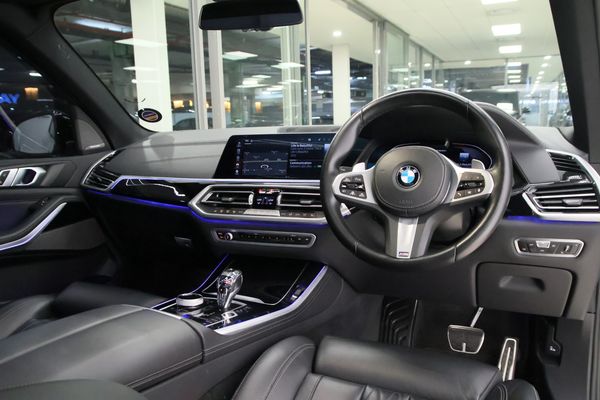 2022-BMW-X5-M50i image:4