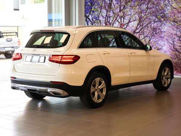 2016-Mercedes-Benz-GLC-220d image:12
