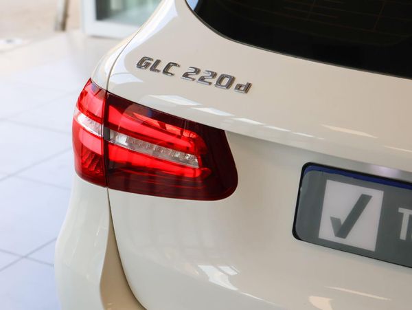 2016-Mercedes-Benz-GLC-220d image:13