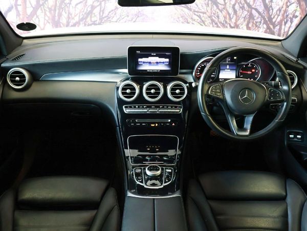 2016-Mercedes-Benz-GLC-220d image:16
