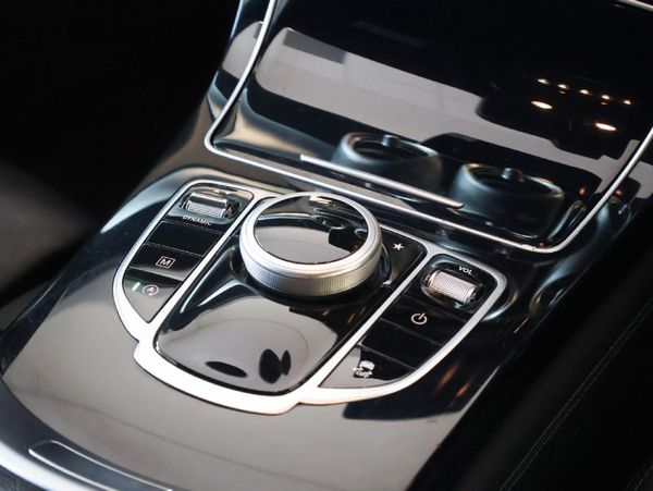 2016-Mercedes-Benz-GLC-220d image:17