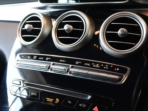 2016-Mercedes-Benz-GLC-220d image:18