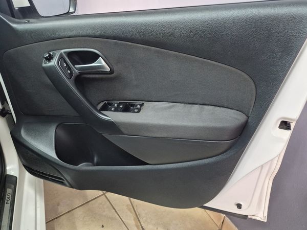 2012-Volkswagen-Polo-16-Comfortline-5-dr image:10
