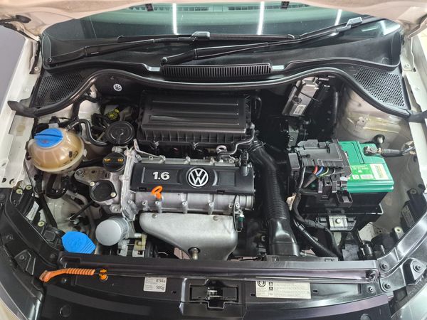 2012-Volkswagen-Polo-16-Comfortline-5-dr image:12