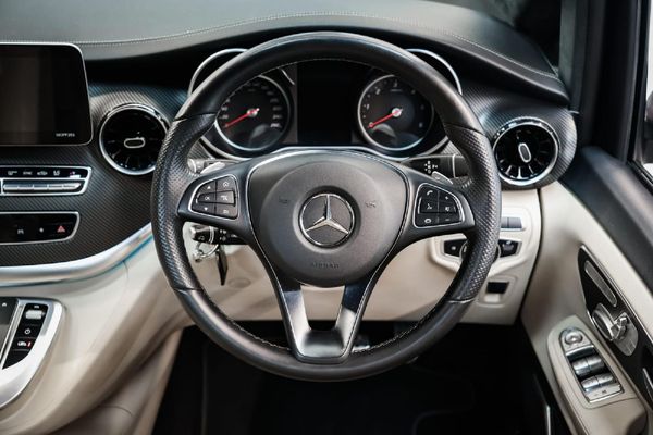 2022-Mercedes-Benz-V-Class-V-300d-Exclusive image:9