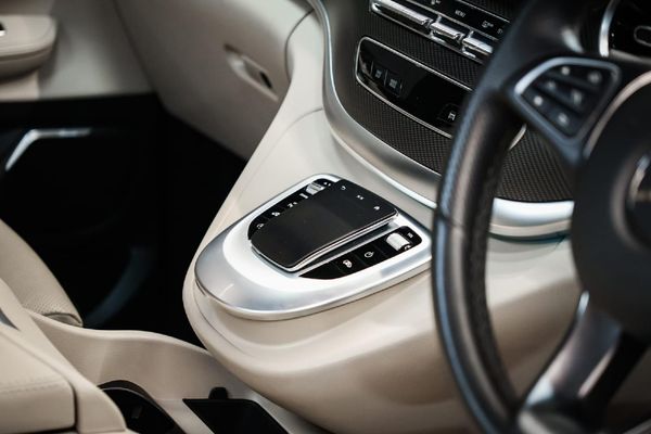 2022-Mercedes-Benz-V-Class-V-300d-Exclusive image:12