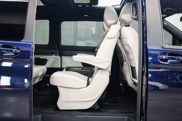2022-Mercedes-Benz-V-Class-V-300d-Exclusive image:17