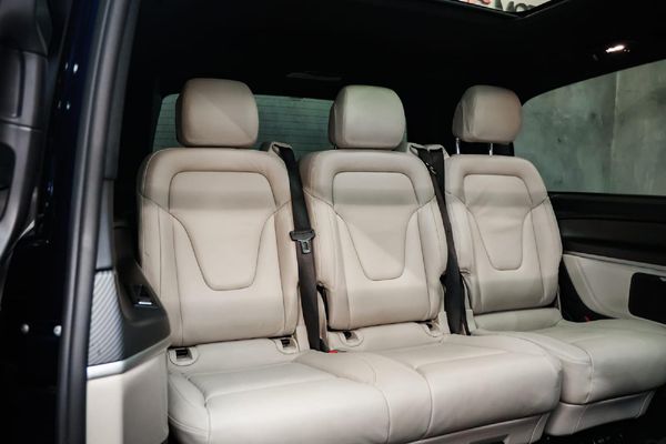 2022-Mercedes-Benz-V-Class-V-300d-Exclusive image:18