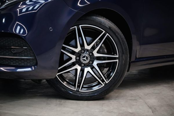 2022-Mercedes-Benz-V-Class-V-300d-Exclusive image:4