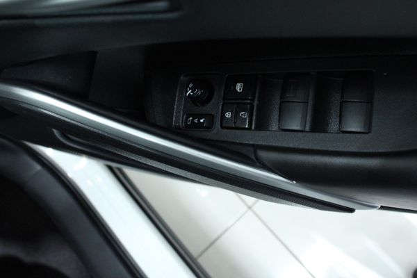 2024-Toyota-Corolla-Cross-18-XS image:4